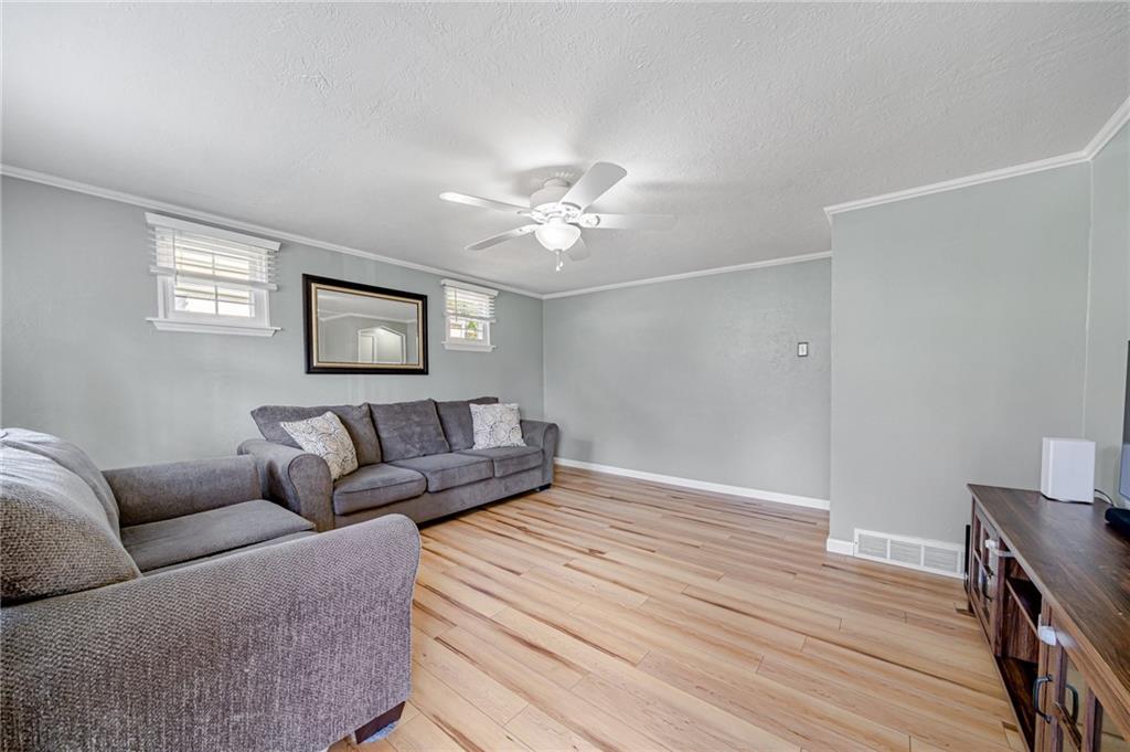 206 Tilford Road Pittsburgh, PA 15235 - Photo 4 of 40 Gallery Image 4
