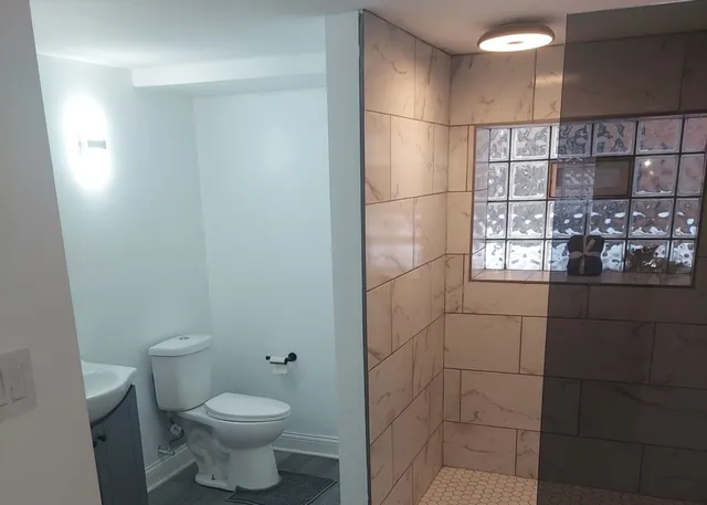 a bathroom with a toilet and a shower