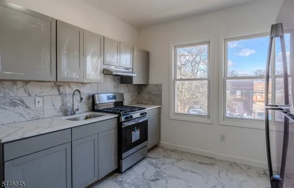 $2,300 | 86 Abinger Place, Unit 2R, Newark, NJ 07106