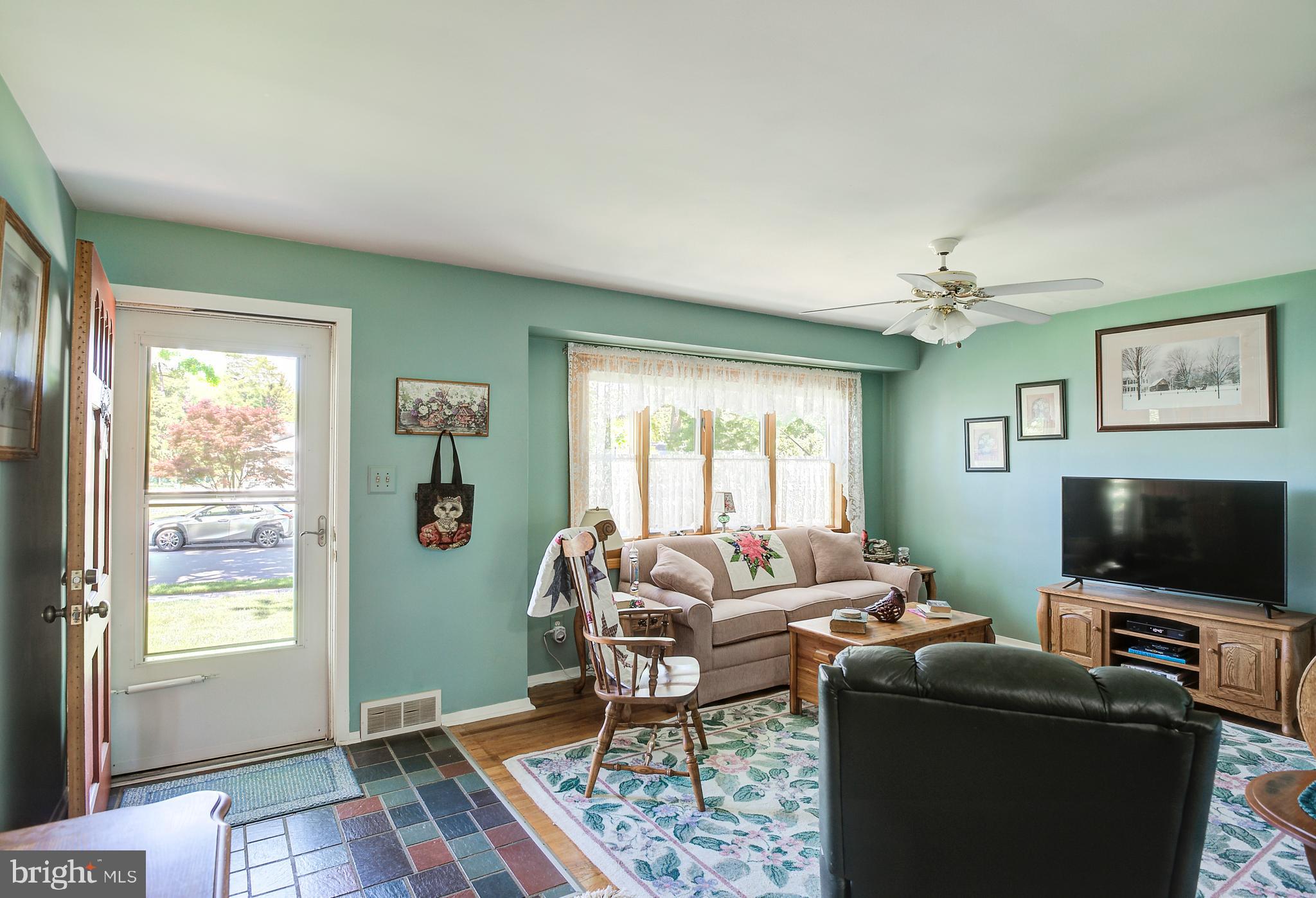 21 Whitman Road Trenton, NJ 08619 - Photo 6 of 30 Living Room