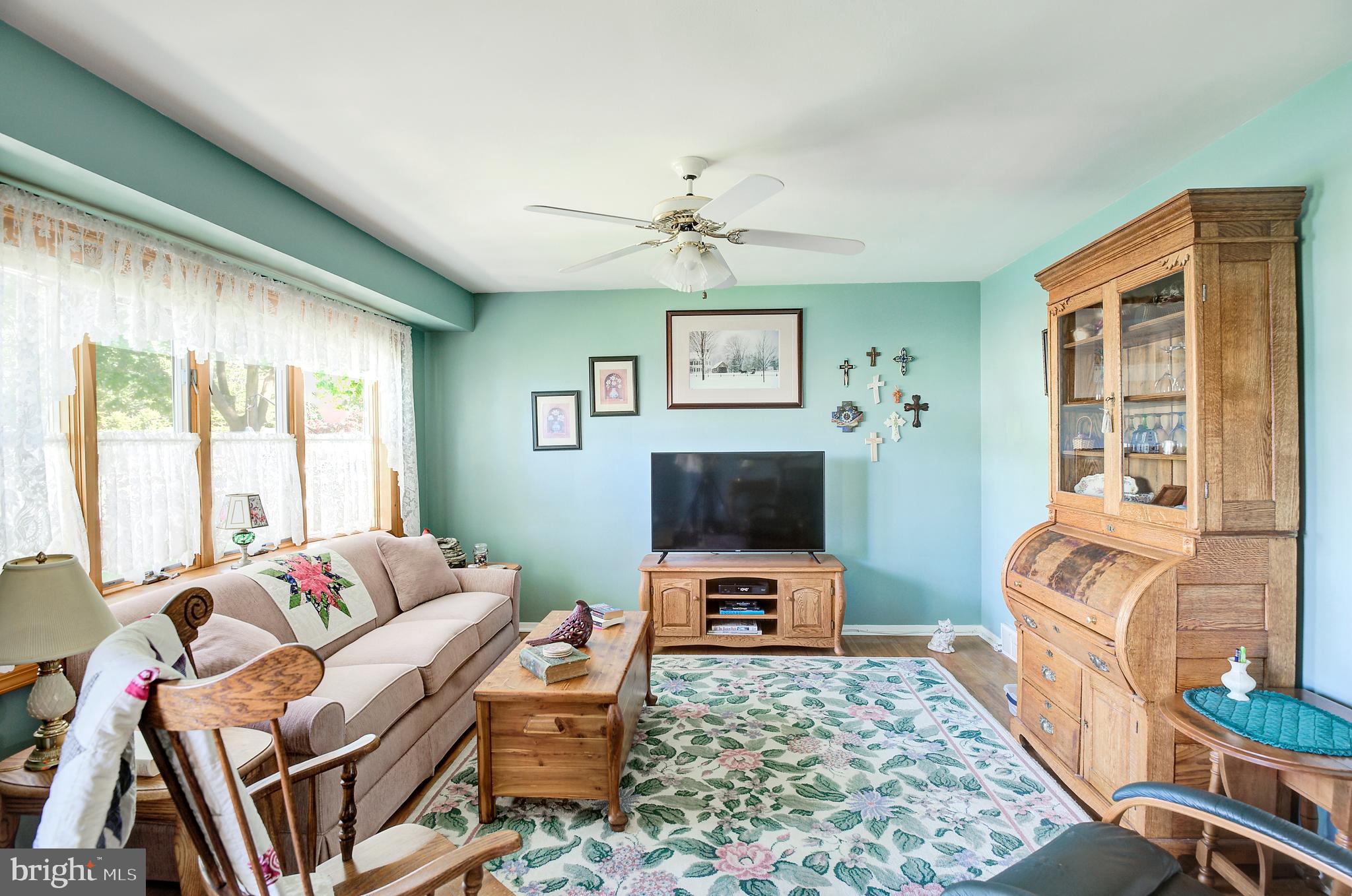 21 Whitman Road Trenton, NJ 08619 - Photo 7 of 30 Living Room