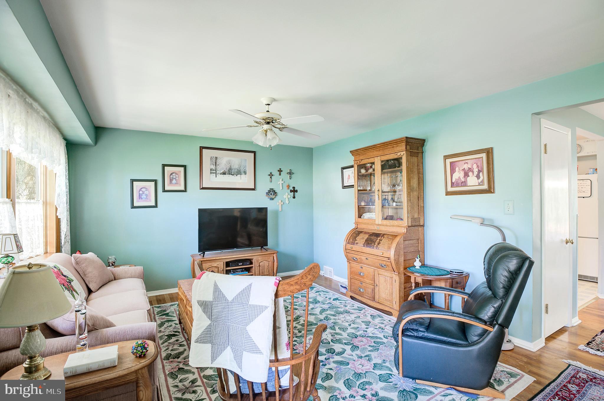 21 Whitman Road Trenton, NJ 08619 - Photo 8 of 30 Living Room
