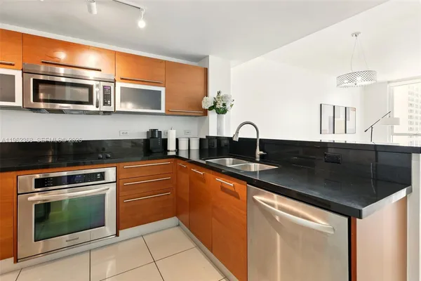 $2,995 | 244 Biscayne Boulevard, Unit 2405, Miami, FL 33132