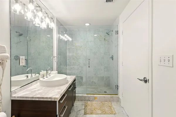 $2,995 | 244 Biscayne Boulevard, Unit 2405, Miami, FL 33132