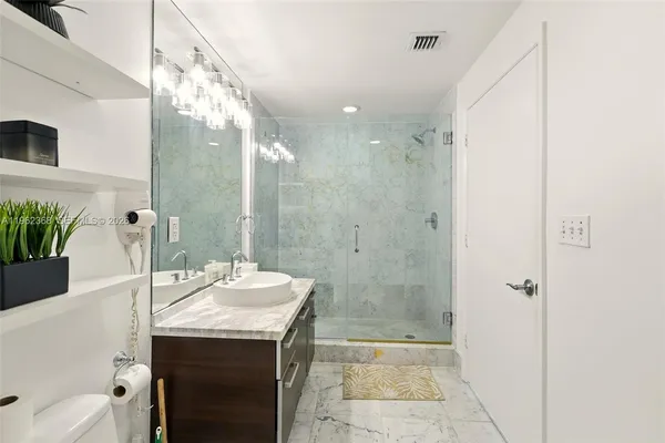 $2,995 | 244 Biscayne Boulevard, Unit 2405, Miami, FL 33132