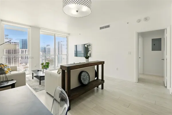 $2,995 | 244 Biscayne Boulevard, Unit 2405, Miami, FL 33132