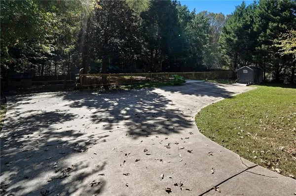 a view of a backyard