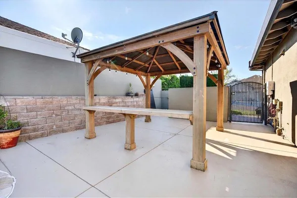 a view of entryway with a room