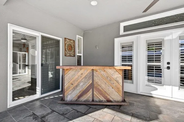 a view of a backyard