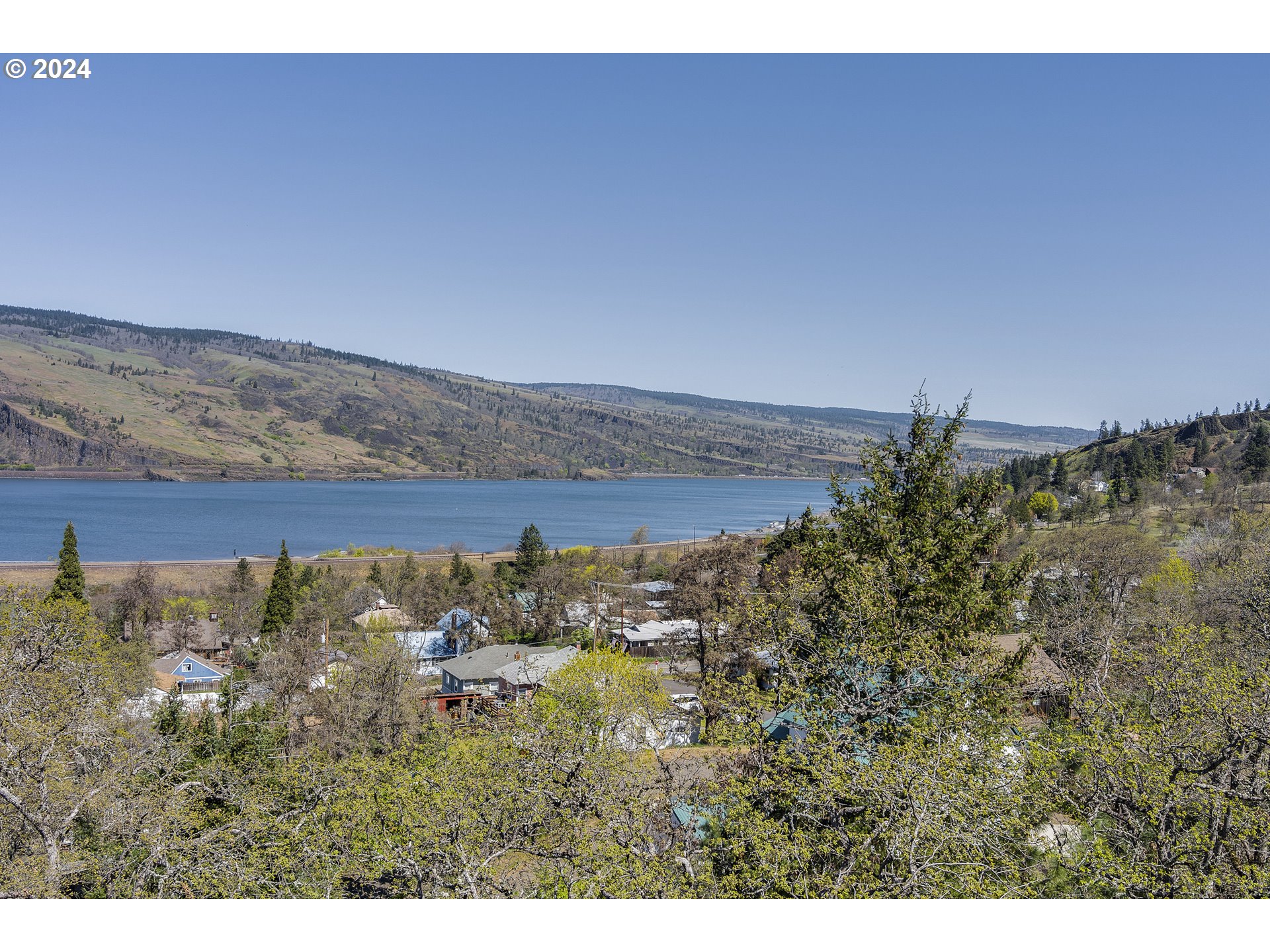 775 Fifth Avenue, Unit 23 Mosier, OR 97040 - Photo 3 of 7 a view of a yard with an ocean