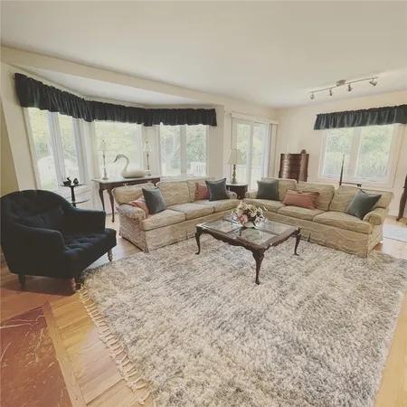 $2,900 | 15 Hammersmith Road, Unit 33, Newport, RI 02840