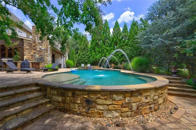 a view of a water fountain in front of a building
