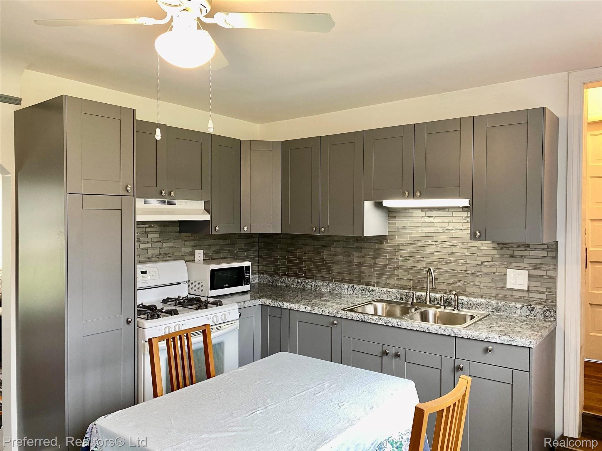 5585 Denton Road Canton, MI 48188 - Photo 11 of 44 IMG_1244.jpg