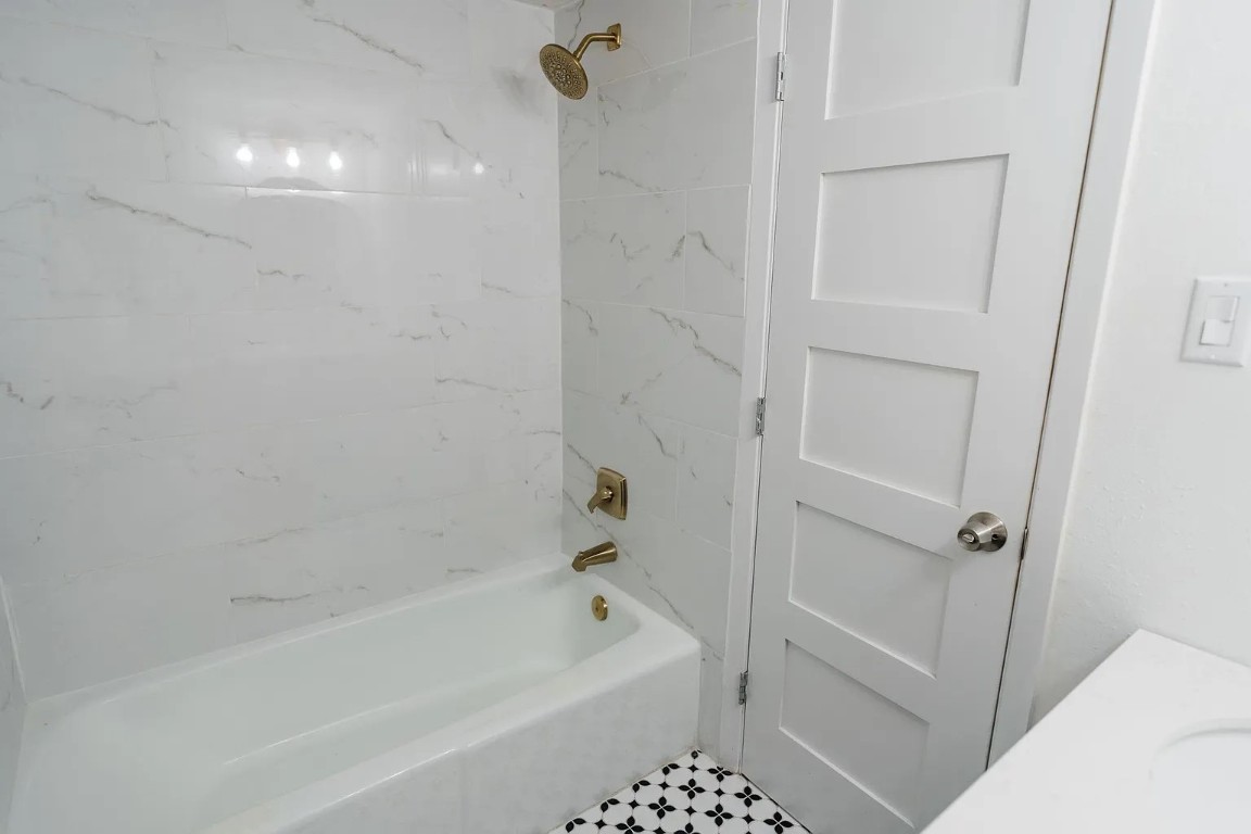 2600 Penny Lane, Unit 112 Austin, TX 78757 - Photo 16 of 20 a bathroom with a bathtub a toilet and a shower