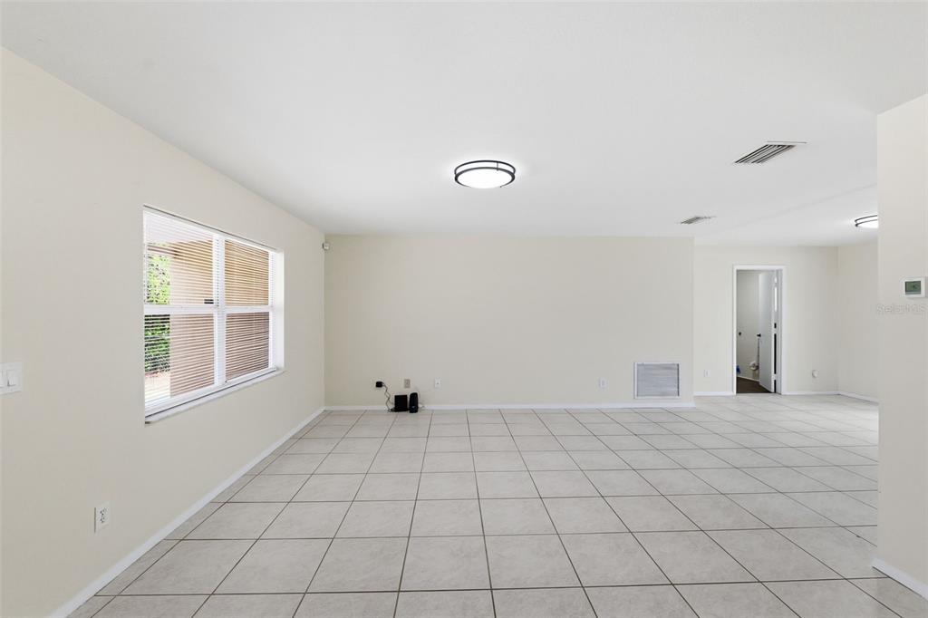9707 Mary Avenue Tampa, FL 33612 - Photo 8 of 31