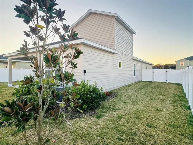 a view of a backyard