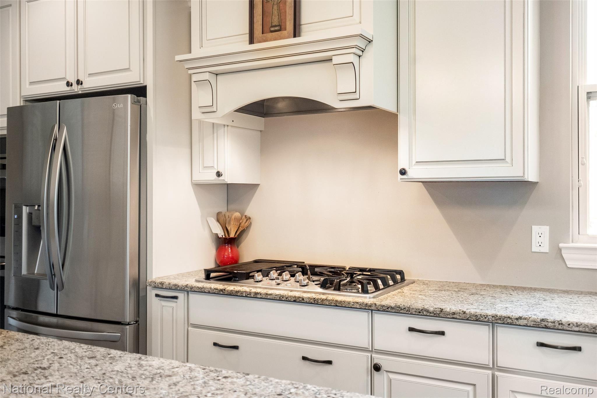 4552 Oakhurst Ridge Road Clarkston, MI 48348 - Photo 21 of 53 Gas cooktop with hoodfan