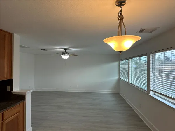 a view of a livingroom with a ceiling fan