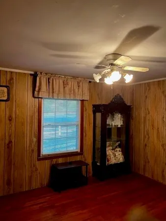 a view of entryway with a room