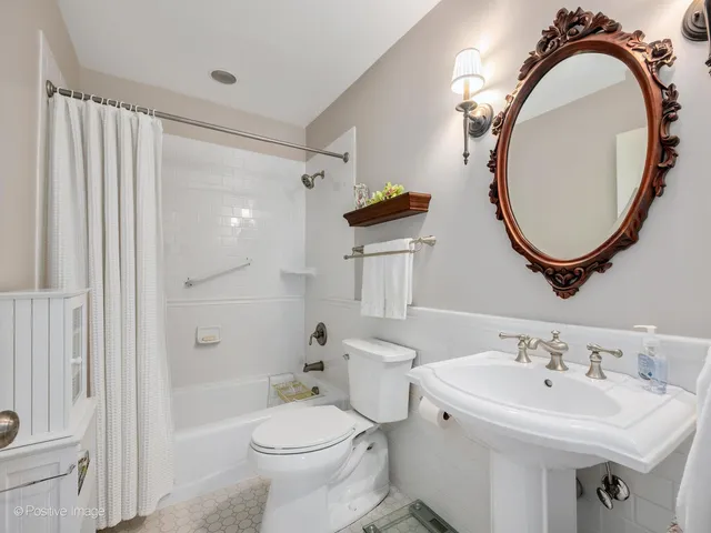 $525,000 | 1961 Wexford Circle, Wheaton, IL 60189