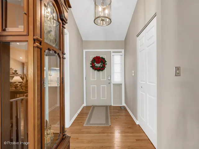 $525,000 | 1961 Wexford Circle, Wheaton, IL 60189