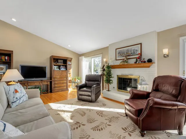 $525,000 | 1961 Wexford Circle, Wheaton, IL 60189