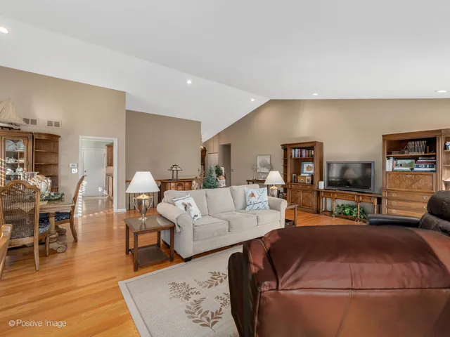 $525,000 | 1961 Wexford Circle, Wheaton, IL 60189