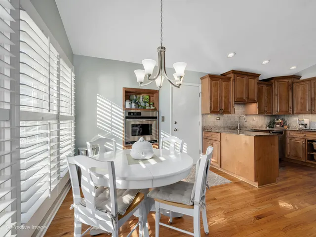 $525,000 | 1961 Wexford Circle, Wheaton, IL 60189