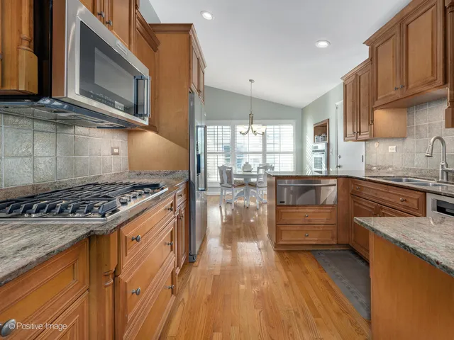 $525,000 | 1961 Wexford Circle, Wheaton, IL 60189