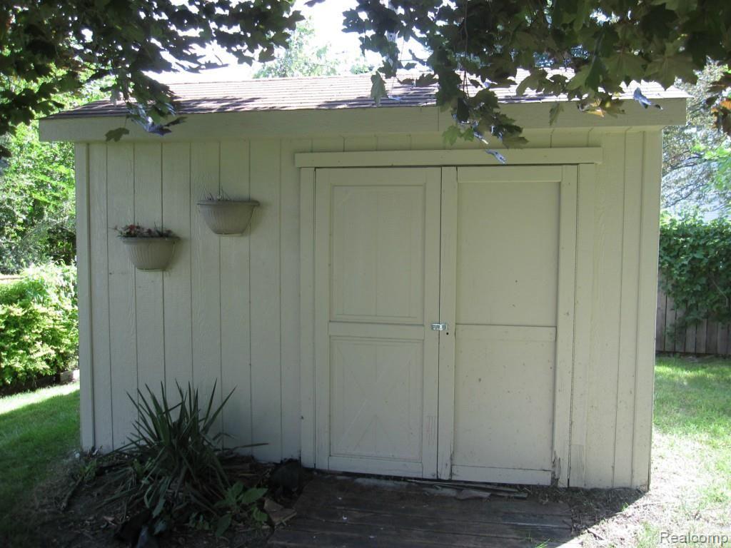 4345 Columbus Street Wayne, MI 48184 - Photo 22 of 26 Big shed for storage!