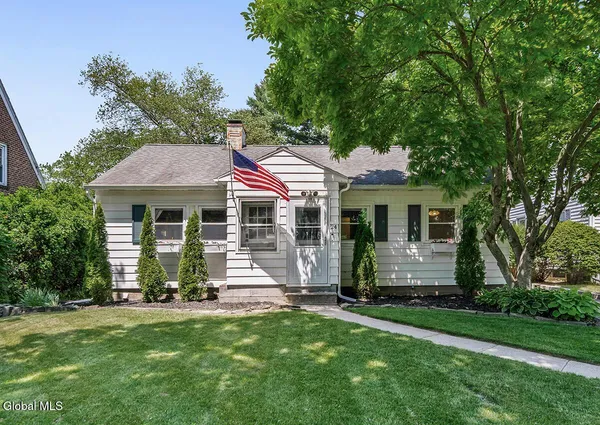 $309,000 | 24 Westlyn Court, Guilderland, NY 12203