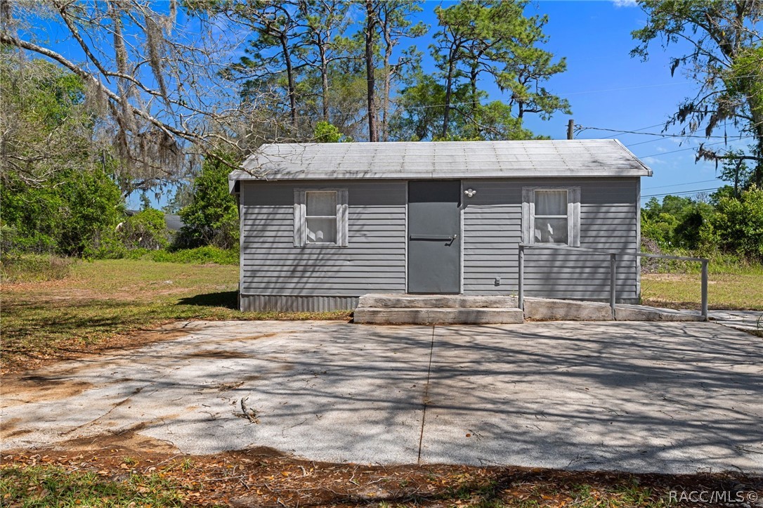 4530 South Florida Avenue Inverness, FL 34450 - Photo 40 of 100 a front view of a house with a yard
