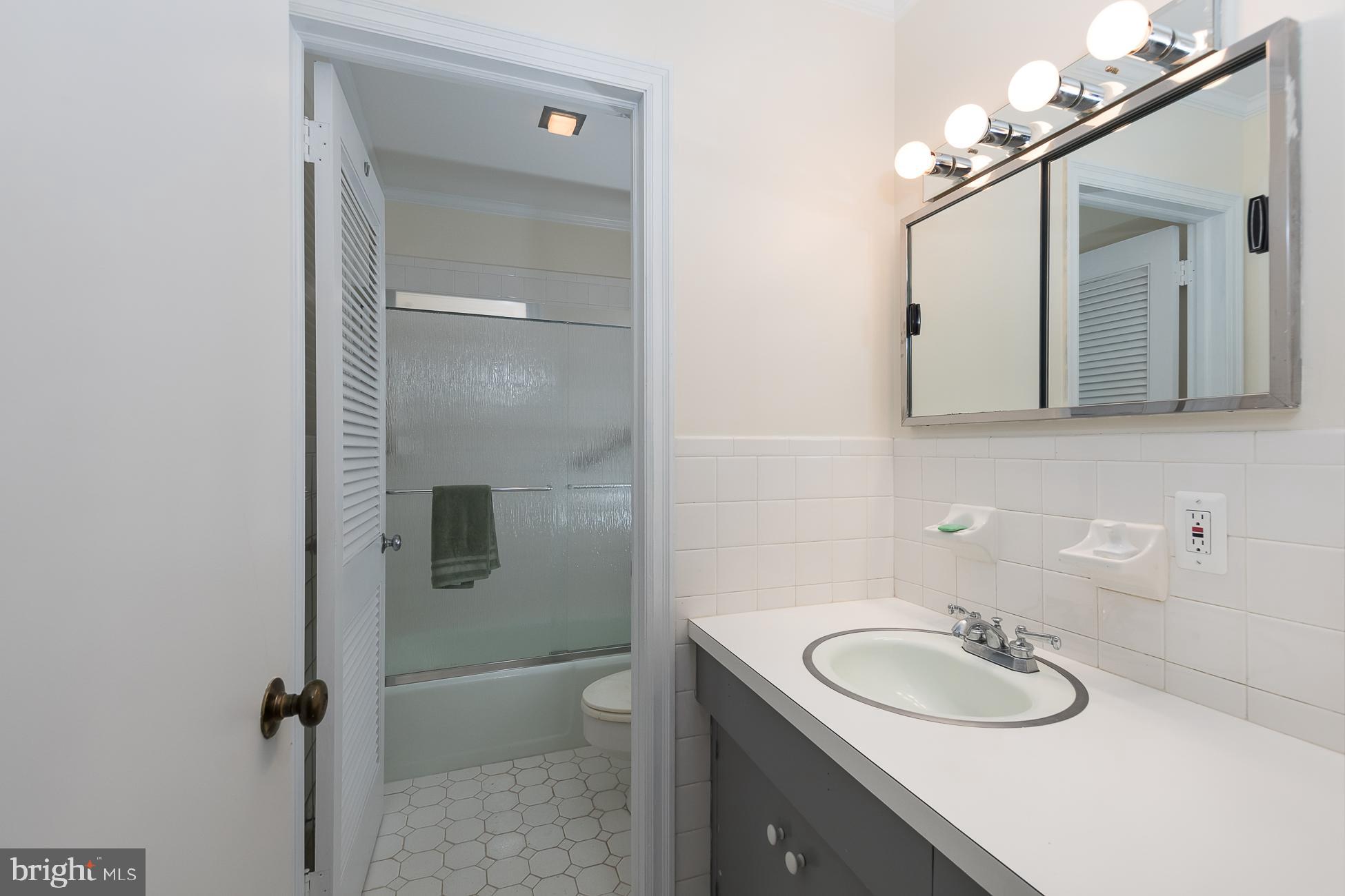 1040 Mercer Road Princeton, NJ 08540 - Photo 23 of 44 First Floor Hallway Full Bath