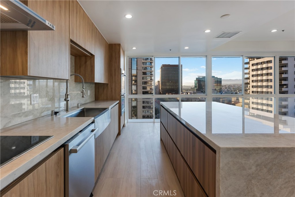 10750 Wilshire Boulevard, Unit 901 Los Angeles, CA 90024 - Photo 12 of 34