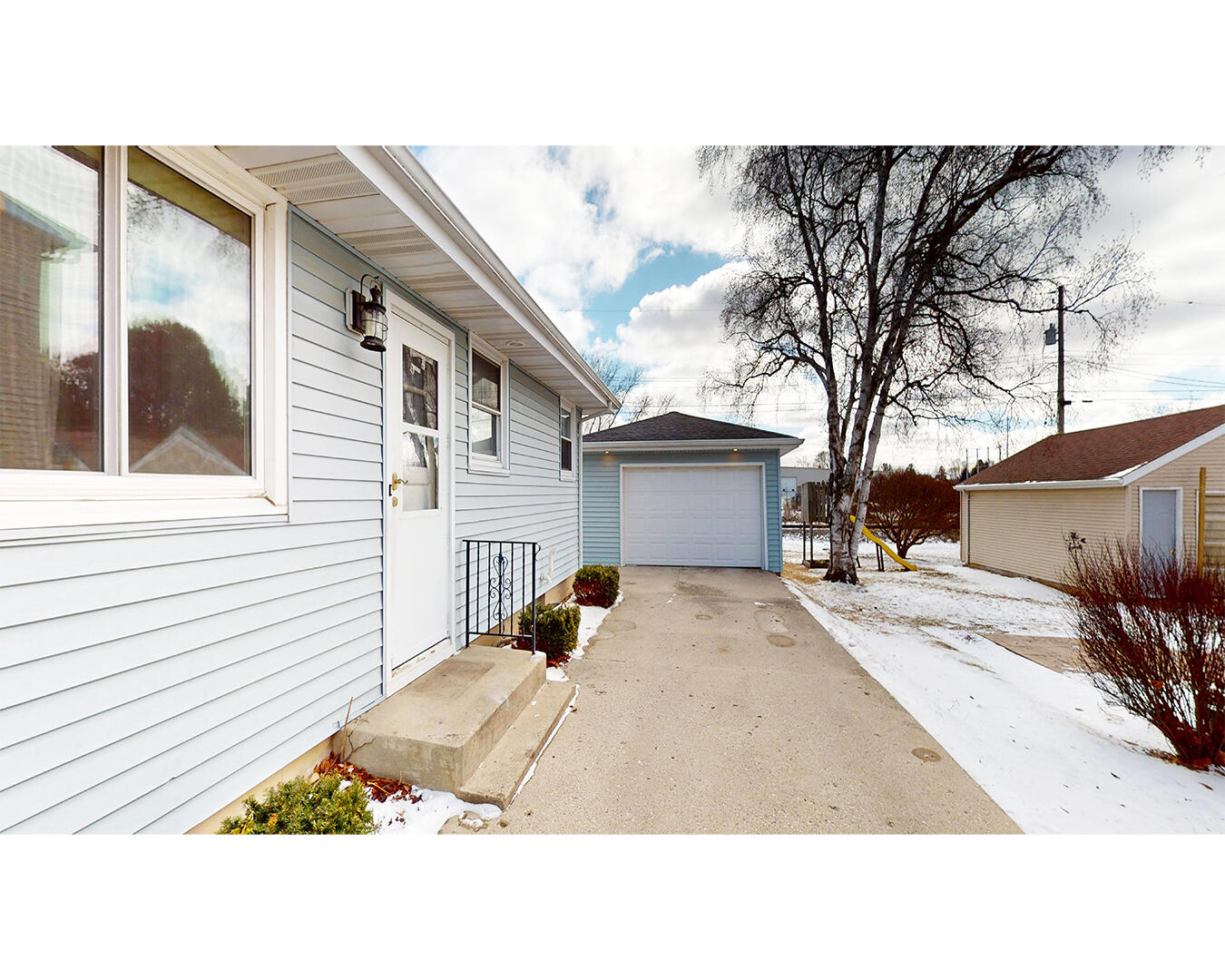 1525 George Street Manitowoc, WI 54220 - Photo 25 of 29 Exterior, detached garage