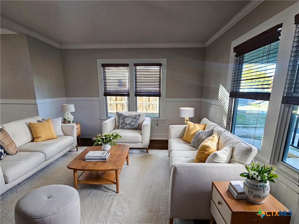 624 South Austin Street Seguin, TX 78155 - Photo 2 of 38 Virtually Staged: Living Room