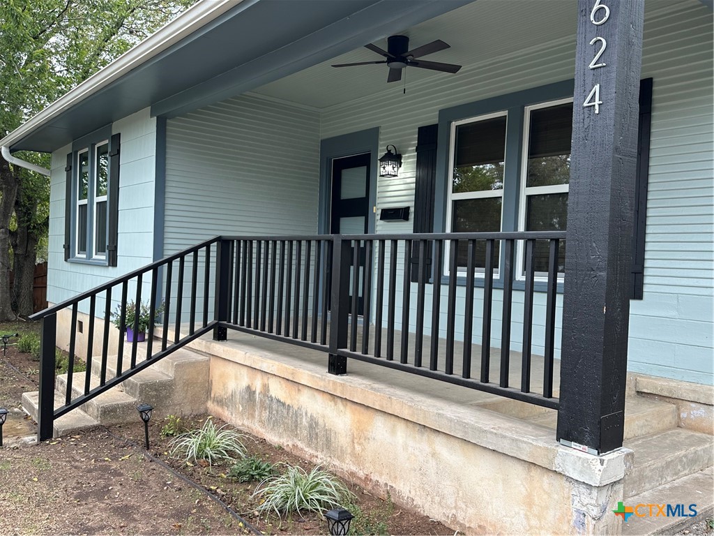 624 South Austin Street Seguin, TX 78155 - Photo 5 of 38