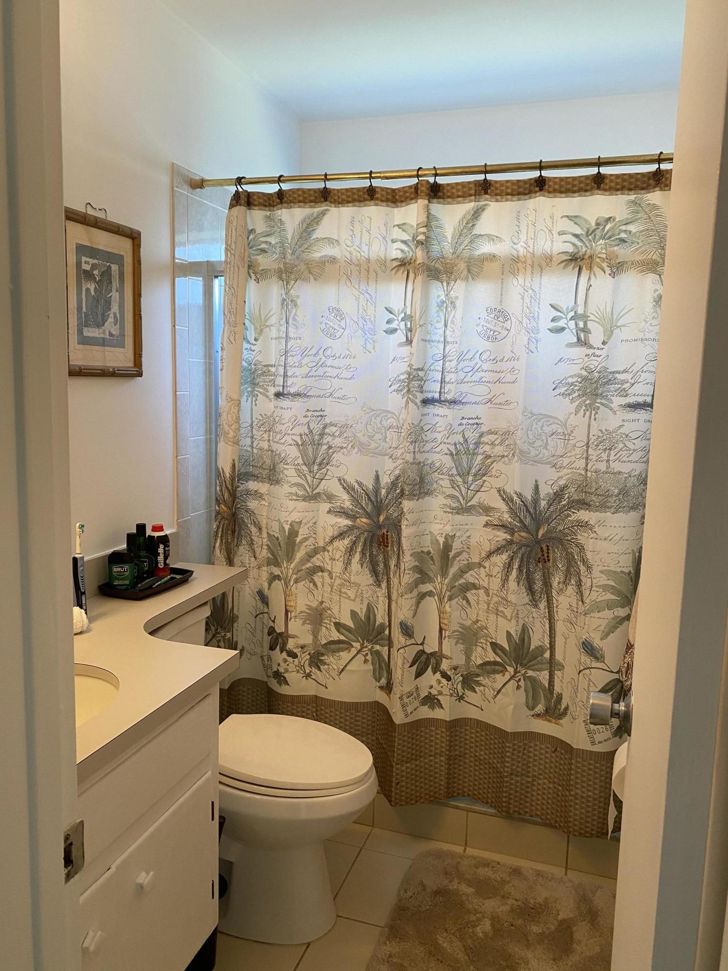 949 West Royal Palm Road Boca Raton, FL 33486 - Photo 12 of 17 Guest bathroom