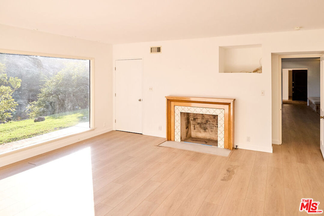 11222 Bellagio Road Los Angeles, CA 90049 - Photo 6 of 13