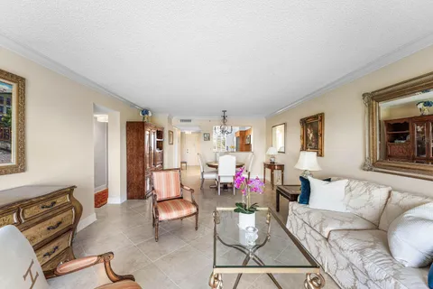 $215,000 | 7076 Huntington Lane, Unit 502, Delray Beach, FL 33446