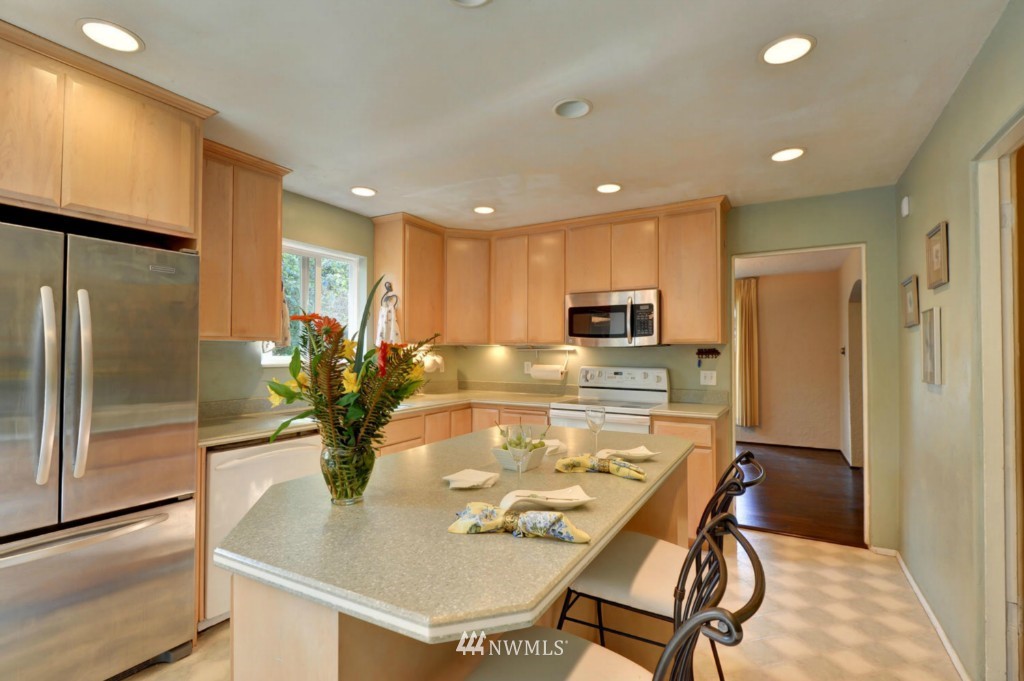 364 Thomas Avenue Southwest Renton, WA 98057 - Photo 8 of 14