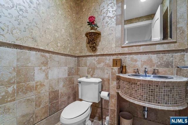 1 Euclid Road Fort Lee, NJ 07024 - Photo 22 of 50 a bathroom with a toilet sink and mirror