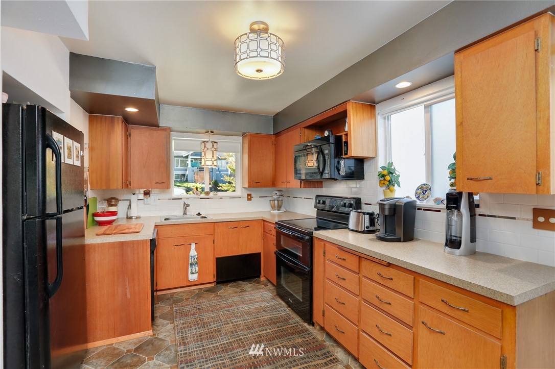 3717 Rockefeller Avenue Everett, WA 98201 - Photo 6 of 25