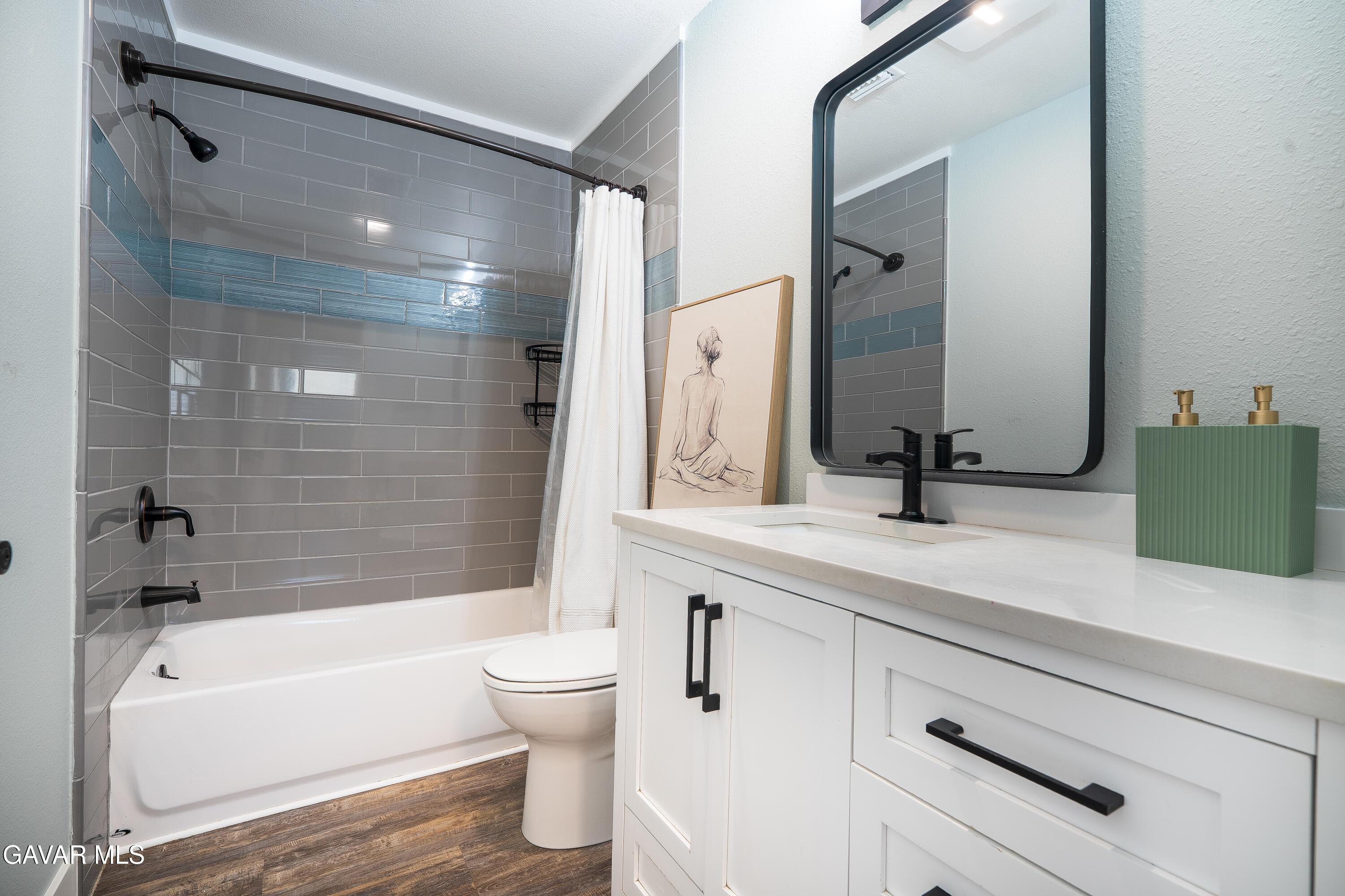 43379 Lookabout Road Lake Hughes, CA 93532 - Photo 39 of 50 a bathroom with a tub a sink and a large mirror