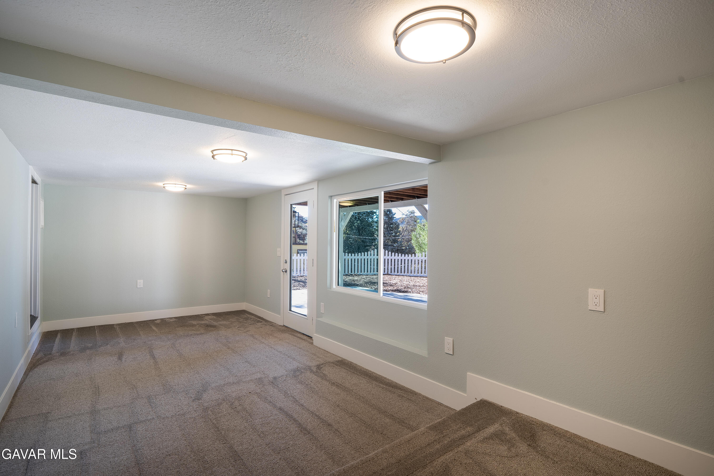 43379 Lookabout Road Lake Hughes, CA 93532 - Photo 40 of 50 an empty room with wooden floor and windows