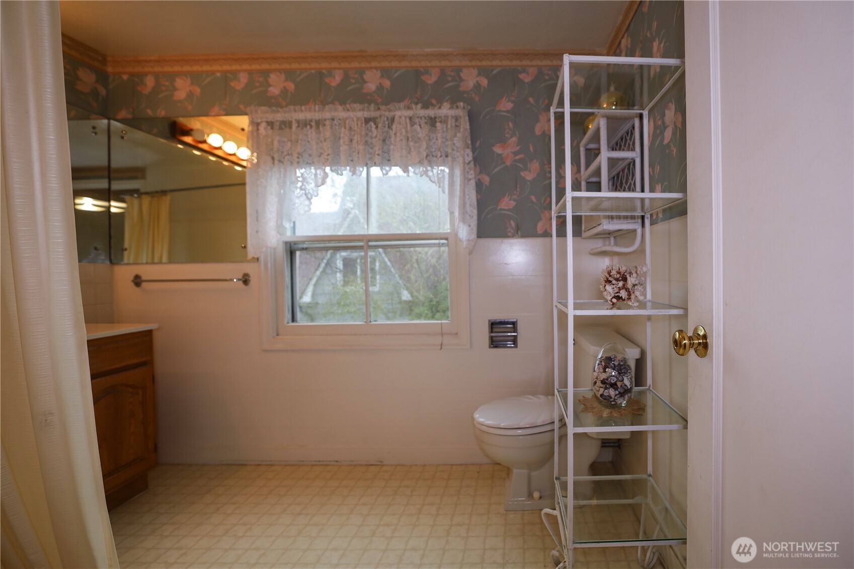 1302 Arnold Street Aberdeen, WA 98520 - Photo 16 of 23 a bathroom with a toilet
