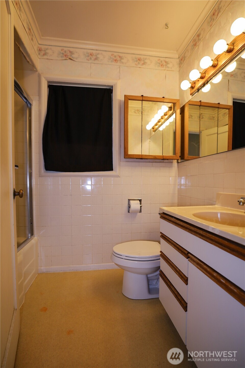 1302 Arnold Street Aberdeen, WA 98520 - Photo 8 of 23 a bathroom with a toilet a sink and mirror