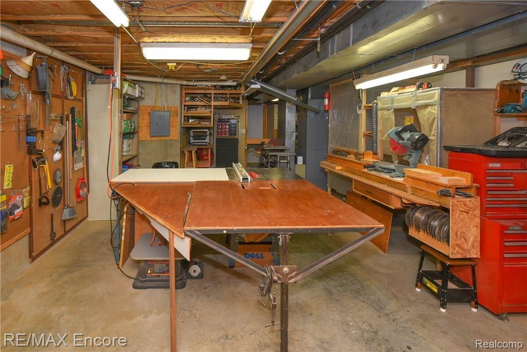5845 Genesee Road Lapeer, MI 48446 - Photo 66 of 99 Large room to work!