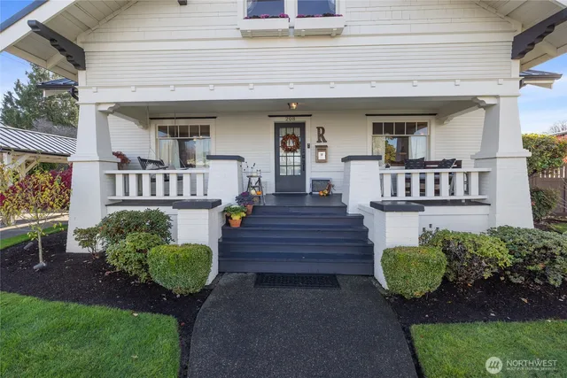 a view of a house with backyard and porch