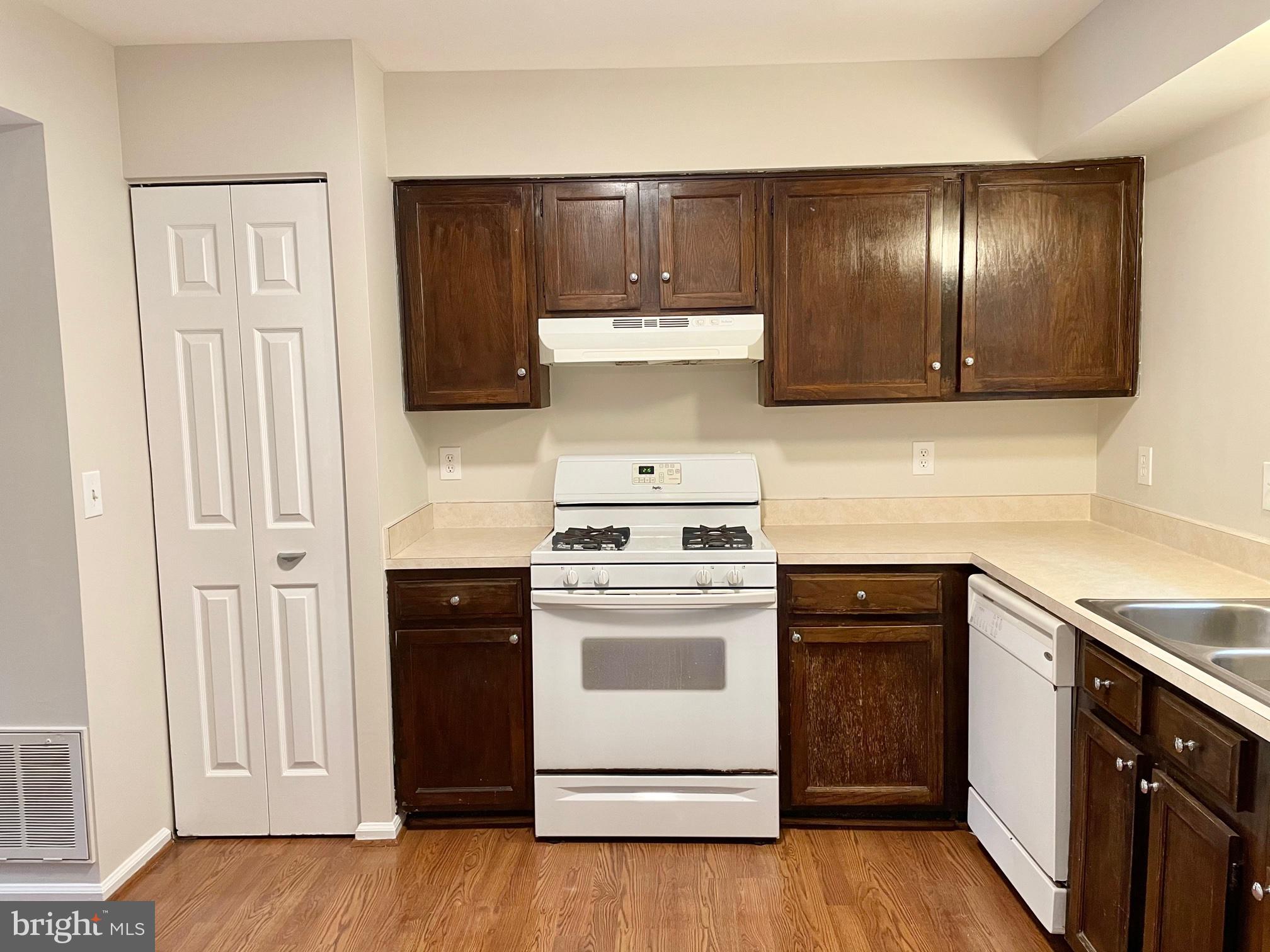 14831 Basingstoke Loop Centreville, VA 20120 - Photo 9 of 36 Kitchen--Laminate Wood Flooring